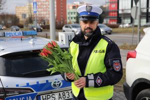 Policjanci na drodze wręczali kwiaty