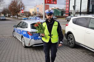Policjanci na drodze wręczali kwiaty