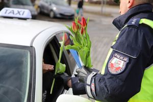 policjanci wręczali na drodze kwiaty