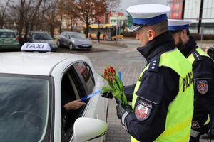policjanci wręczali na drodze kwiaty