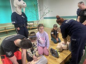 policjanci i dzieci podczas nauki pierwszej pomocy