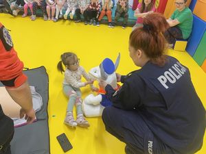 policjanci podczas spotkania z dziećmi