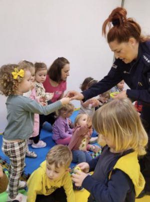 policjanci podczas spotkania z dziećmi