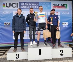 laureaci na podium