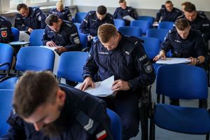 policjanci rywalizujący o miano najlepszych policyjnych ratowników oraz kierownictwo świętokrzyskiej policji