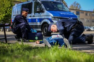 policjanci rywalizujący o miano najlepszych policyjnych ratowników oraz kierownictwo świętokrzyskiej policji