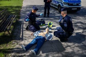 policjanci rywalizujący o miano najlepszych policyjnych ratowników oraz kierownictwo świętokrzyskiej policji