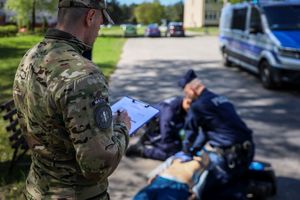 policjanci rywalizujący o miano najlepszych policyjnych ratowników oraz kierownictwo świętokrzyskiej policji