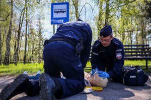 policjanci rywalizujący o miano najlepszych policyjnych ratowników oraz kierownictwo świętokrzyskiej policji