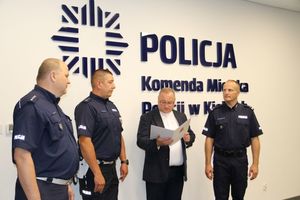 policjant otrzymuje list gratulacyjny