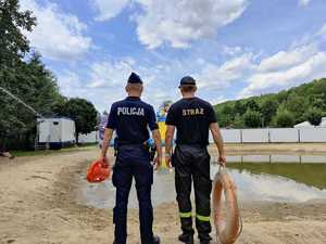 Wspólny patrol policjantów i strażaków nad wodą