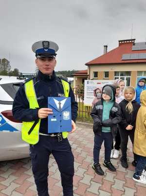 dzieci wraz z policjantami podczas akcji profilaktycznej