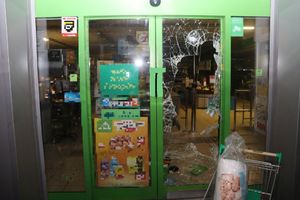 rozbita szyba w drzwiach marketu i skradzione artykuły