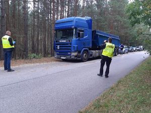 kontrolowany pojazd ciężarowy z odpadami