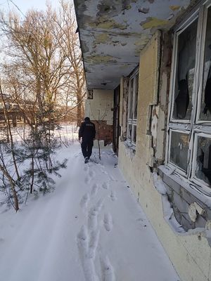 policjanci patrolujący pustostany