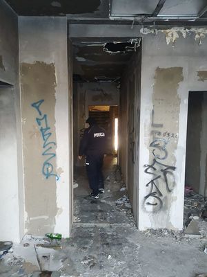 policjanci patrolujący pustostany