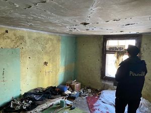 policjanci patrolujący pustostany