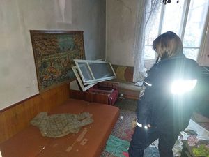policjanci patrolujący pustostany