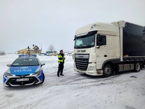 pojazd ciężarowy i radiowóz