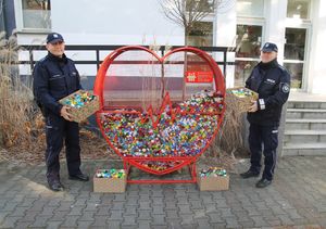 policjanci oddający nakrętki