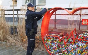 policjanci oddający nakrętki