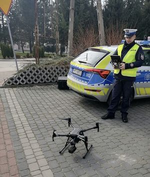 policjant z dronem