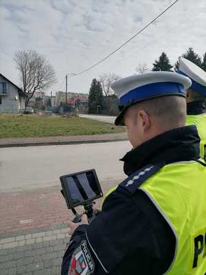 policjant z dronem