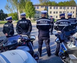 policyjni motocykliści na odprawie