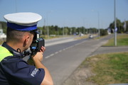 policjant mierzący prędkość
