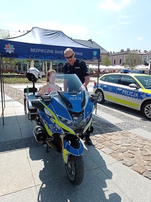 policjanci na festynie