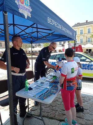 policjanci na festynie