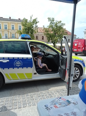 policjanci na festynie