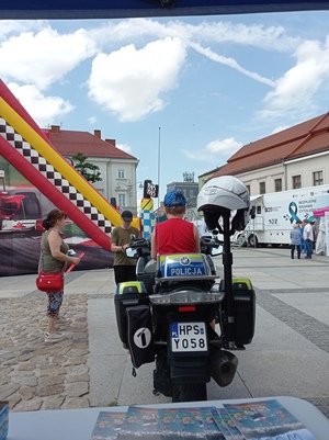 policjanci na festynie