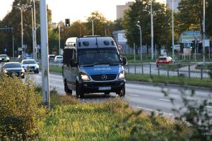 policjanci zabezpieczający mecz