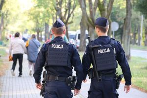 policjanci zabezpieczający mecz