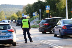 policjanci zabezpieczający mecz