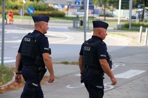 policjanci zabezpieczający mecz