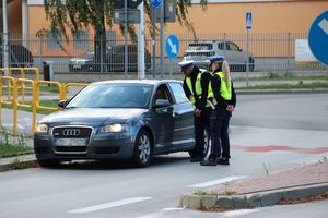 policjanci zabezpieczający mecz