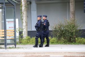 policjanci zabezpieczający mecz