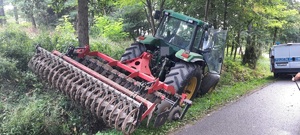 ciągnik rolniczy w rowie