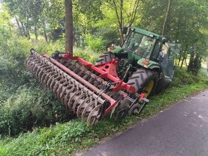 ciągnik rolniczy w rowie