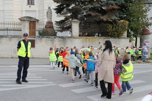 dzieci podczas przemarszu