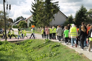 dzieci podczas przemarszu