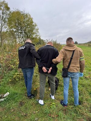 Policjanci zabezpieczyli krzewy konopi i znaczne ilości narkotyków