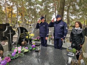 policjanci na cmentarzu