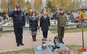 policjanci na cmentarzu