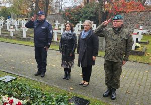 policjanci na cmentarzu