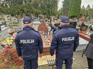 policjanci na cmentarzu