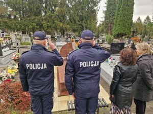 policjanci na cmentarzu