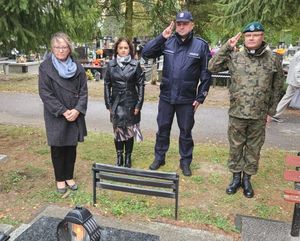 policjanci na cmentarzu